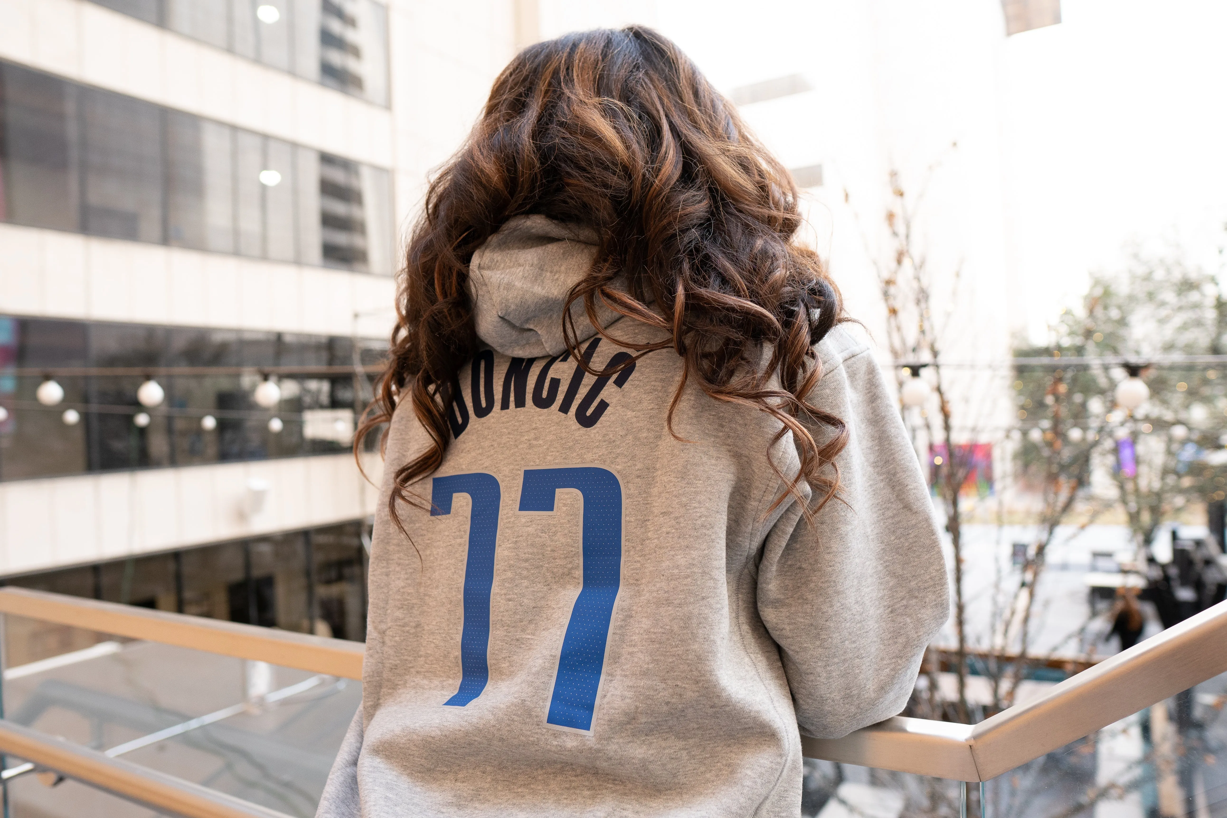 DALLAS MAVERICKS NIKE LUKA DONČIĆ GRAY NAME & NUMBER HOODIE